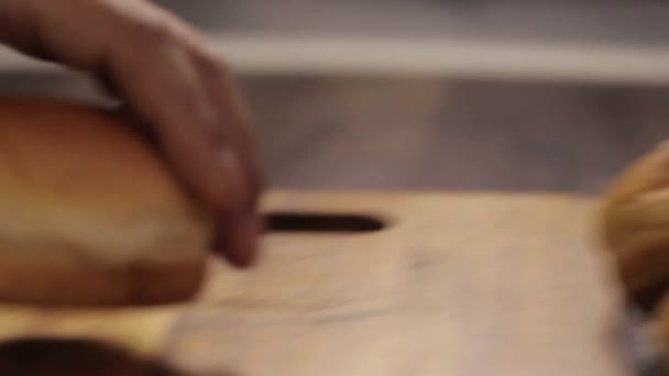 Çörekler Tahta Masada Taze Yuvarlak Çörekler Kesiliyor Kapatın Yan Açı — Stok video