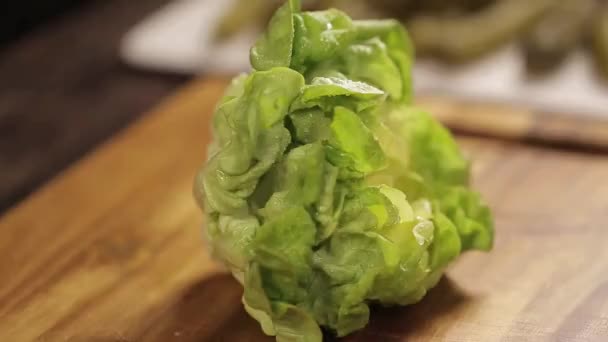 Sallad Sallad Hackad Hälften Med Kniv Trä Skärbräda — Stockvideo