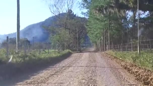 Dirigindo Através Estrada Pedra Uma Cidade Pequena — Vídeo de Stock