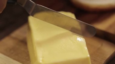 Çörekler - Yuvarlak kesim Çöreklere Tereyağı Sürme - Yan Açı