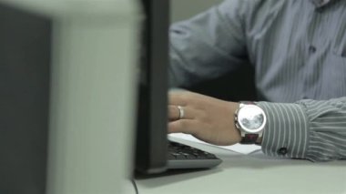 Striptiz tişörtlü adam ofiste siyah bilgisayar üzerinde çalışıyor - Kaydırıcı - soldan sağa