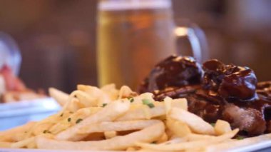 Sığır kaburgası, patates kızartması ve Tapioka cipsleri - Yakın plan - Sağdan sola