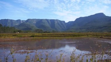 Kanyonların önünde kocaman bir su göleti.