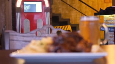 Beyaz tabakta sığır kaburgası ve patates kızartması.