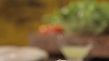 Un - Küçük Siyah Kupada Un - Yukardan Aşağıya