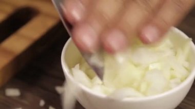 Beyaz Soğanlar - Bir kaseye doğranmış beyaz soğan koymak - Ön Açı