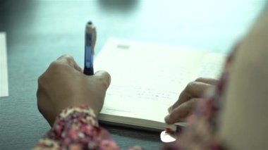Malezyalı Kadınlar Bir Günlüğe Not Alırken - Yakın plan - OTS II