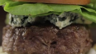 Biftek Peynir Burger Ekranı Yakından - Eğilim- Dipten Tepeye