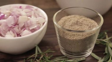 Biftek Patty İçindekiler - Şeffaf bir kasede Beyaz un - Kaydırıcı - Soldan Sağa