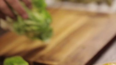 Marul - Ahşap Kesme Kuruluna Marul Koyma