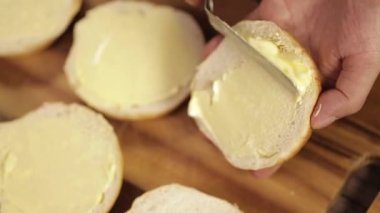 Çörekler - Yuvarlak kesim Çöreklere Tereyağı Sürme - Kapat - Üst Açı 6
