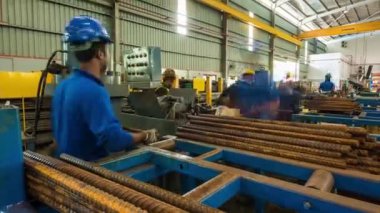 Metal Çubukları Kesen Mavi Cap İşçileri - Zaman Kaynağı - Eğilim