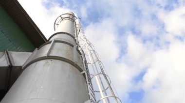 Endüstriyel bacadan çıkan duman - Pan - Sağdan sola