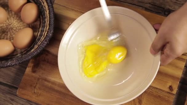 Αυγά Μίξη Καφέ Αυγά Λευκό Μπολ Κορυφή Γωνία — Αρχείο Βίντεο
