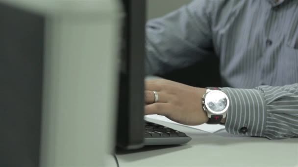 Homem Camisa Tira Que Trabalha Computador Preto Escritório Controle Deslizante — Vídeo de Stock