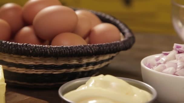 Rode Uien Gehakte Rode Uien Witte Schaal — Stockvideo