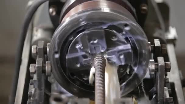 Fräsmaschine Für Stahlstangen Die Sich Kreis Drehen Vorderer Winkel — Stockvideo