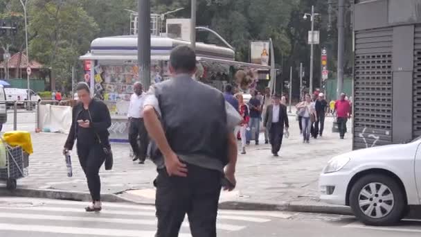 People Crossing Street Sao Paulo City — Stock Video