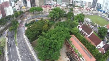 Kuala Lumpur - Malezya - MerDEKA Kareyolu: Kenarında yeşillik ile şehir otoyolunun üzerinde uçmak