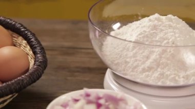 Biftek Patty İçindekiler - Şeffaf bir kâsede Beyaz un - Kaydırıcı - Soldan Sağa 2