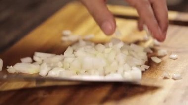 Beyaz Soğanlar - Bir kaseye doğranmış beyaz soğan koyarak - Kenar Açı