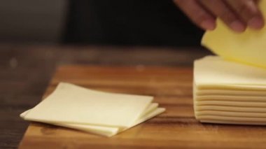 Peynir - Peynir Dilimini Sökmek - Soldan Sağa