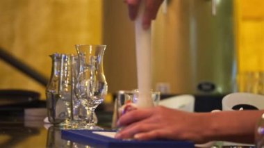 Barmen beyaz bardakta çilek eziyor.