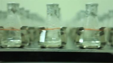 Bir makinede karıştırılan kimyasal şişeler - Kaydırıcı - Sağdan Sola