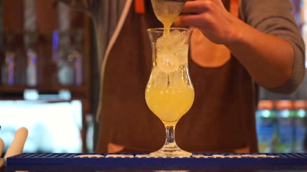 Barista Versando Bevanda Giallo Arancio Bicchiere Pieno Ghiaccio — Video Stock