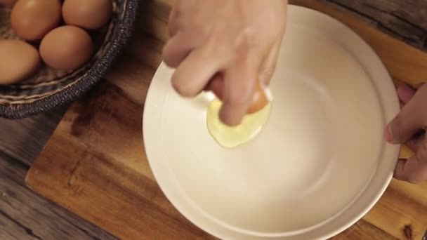 Αυγά Σπάζοντας Καφέ Αυγά Λευκό Μπολ Κορυφή Γωνία — Αρχείο Βίντεο