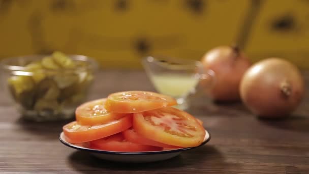 Tomaat Tomaten Een Bord Snijden Focus Pull — Stockvideo