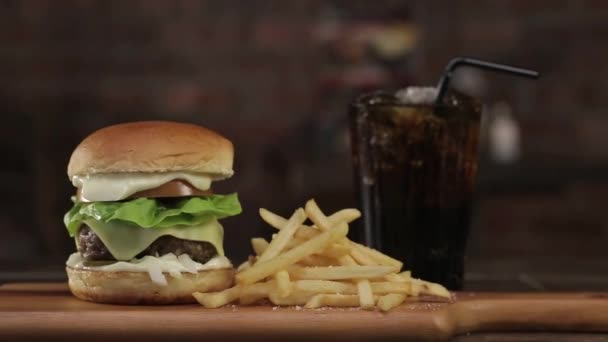 Burger Keju Sapi Dengan Tampilan Kentang Goreng Slider Menuju — Stok Video