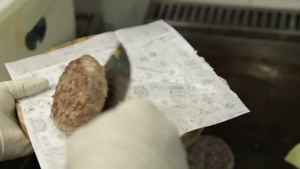 Patty Izgaradan Kurutulmuş Biftek Pastaları Çıkarma Yan Açı Yan Açı — Stok video