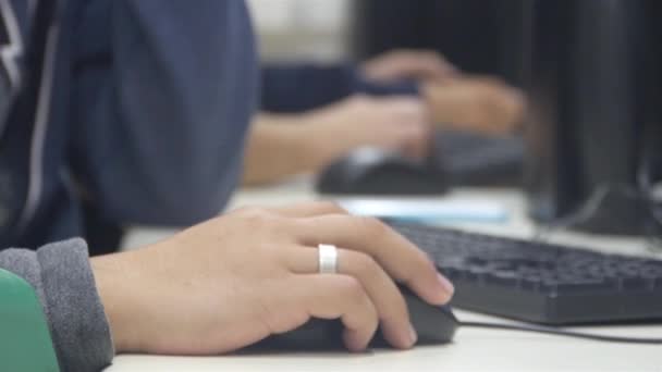 Chica Chico Compartiendo Una Computadora Con Las Manos Ratón Teclado — Vídeo de stock