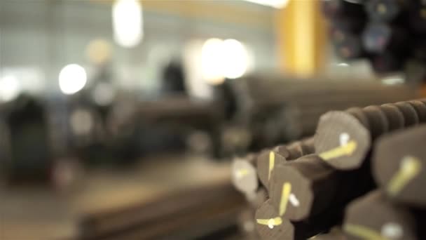 Trabalhadores Que Cortam Pacotes Barras Aço Slider Focus Pull — Vídeo de Stock