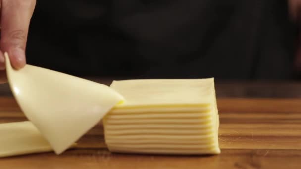 Τυρί Βγάζοντας Φέτα Τυριού Μπροστινή Γωνία — Αρχείο Βίντεο