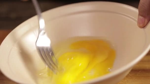 Huevos Mezcla Huevos Marrones Tazón Blanco Ángulo Frontal — Vídeos de Stock