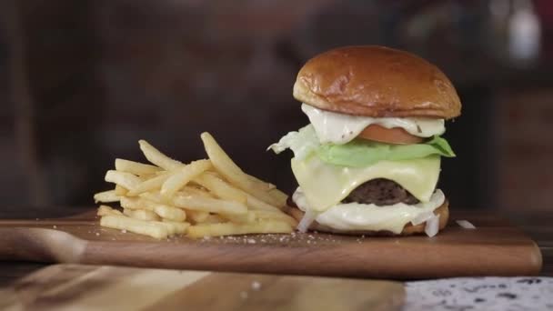 Hambúrguer Queijo Carne Com Exibição Batatas Fritas Francês Slider Movendo — Vídeo de Stock