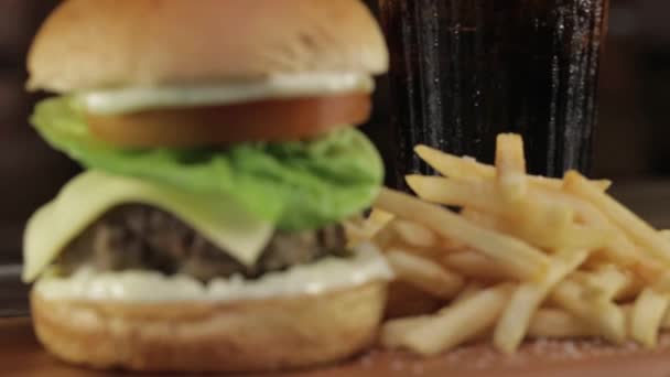 Jehněčí Cheese Burger Francouzskými Hranolky Displej Focus Pull — Stock video