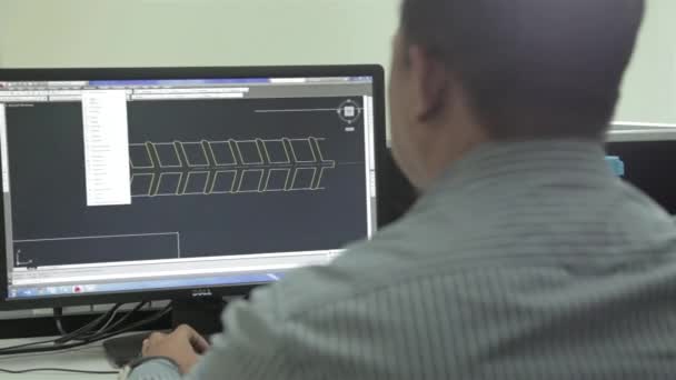 Homem Trabalhando Auto Cad Engineering Software Slider Direita Para Esquerda — Vídeo de Stock