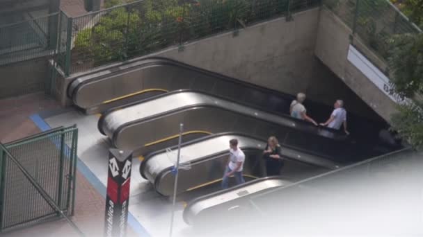 Menschen Gehen Eine Rolltreppe Zur Bahn Station Hinunter — Stockvideo