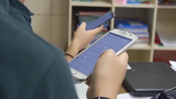 Chicas Verde Usando Teléfonos Celulares Ángulo Lateral — Vídeos de Stock