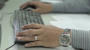 Siyah Klavye ve Fare Yan Açı 'da Çalışan Adam Yaklaş