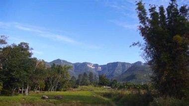 Praia Grande 'de Bir Göl' de Dağların Seçimi - Brezilya - Eğilim