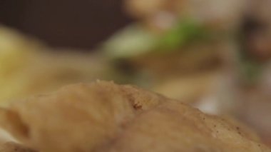 Balık Fileto Burger Yakından Dilimlendi - Ekran - Kaydırıcı - Odaklanma Çekimi ile Soldan Sağa