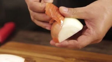 Beyaz Soğanlar - Tahta Kesme Tahtasındaki Beyaz Soğanlar - Ön Açı