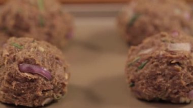 Et Patty Karışımı - Tepside Et Topları - Kaydırıcı - Soldan Sağa