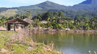 Etrafı Kanyonlarla çevrili Yeşil Göl