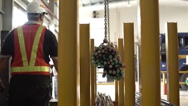 Trabajador Fábrica Que Ayuda Grúa Llevar Paquete Barras Acero — Vídeo de stock