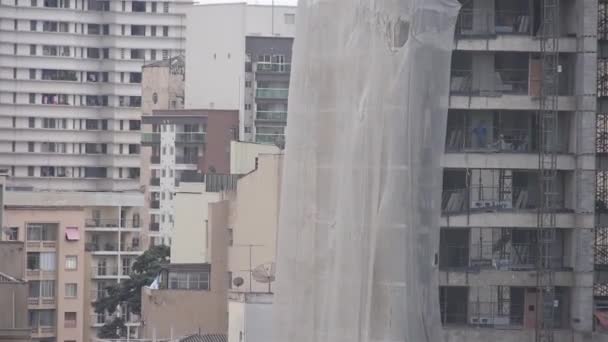 建筑在风中移动的覆盖物 — 图库视频影像